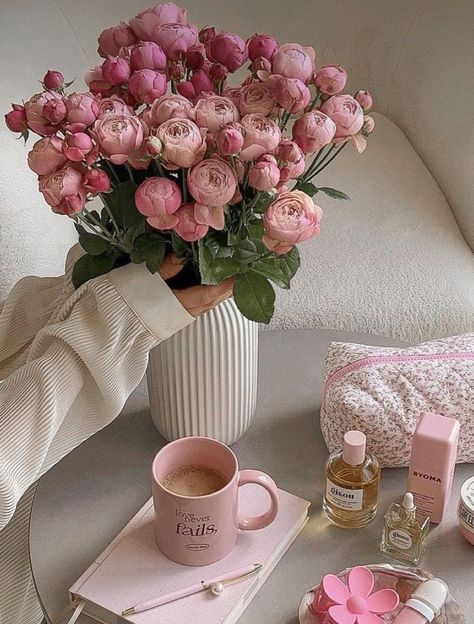 Pink Aesthetic Products, Pink Clean Aesthetic, Pink Aethstetic, Pink Clean Girl Aesthetic, Light Pink Aesthetic, Bedroom Flowers, Home Flower Decor, Tout Rose, Pretty Pink Princess