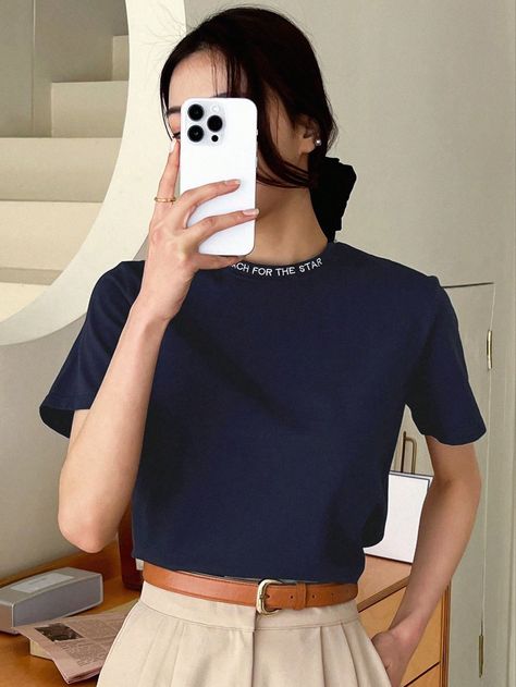 Square Neck Tshirt, Navy Tshirt Outfit Women, Navy Polo Shirt Outfit Woman, Navy Blue Tee Outfit, Navy Tshirt Outfit, Blue Tee Outfit, Navy Blue Shirt Outfit, Blue Tshirt Outfit, Casual Chic Outfits