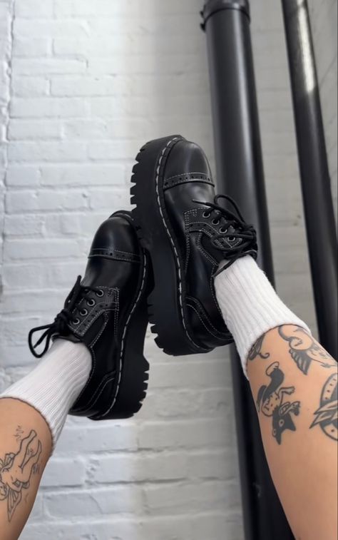 Loafers Aesthetic, Platform Boots Outfit, Shoes And Socks, Brogues Style, Casual Goth, All Black Fashion, Pretty Shoes Sneakers, Aesthetic Shoes, Men Fashion Casual Outfits