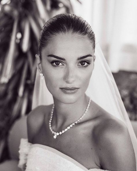 Gabrielle Caunesil Pozzoli on Instagram: “This was the second before I walked in hands in hands with my dad. When I was the bride. Before I saw the faces of everyone sitting here...…” Gabrielle Caunesil Wedding, Simple Natural Wedding Makeup, Simple Natural Wedding, Gabrielle Caunesil, Glam Bride Makeup, Bride Portraits, Hollywood Wedding, Jewel Wedding, Wedding Court