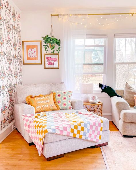 Colorful Home Inspiration, Girly Maximalist Decor, Lauren Loveless Apartment, Fun Living Room Ideas, Spare Room Ideas Multi Purpose, Colorful Room Ideas, Colorful Minimalist Home, Colourful Interiors, Room Nook