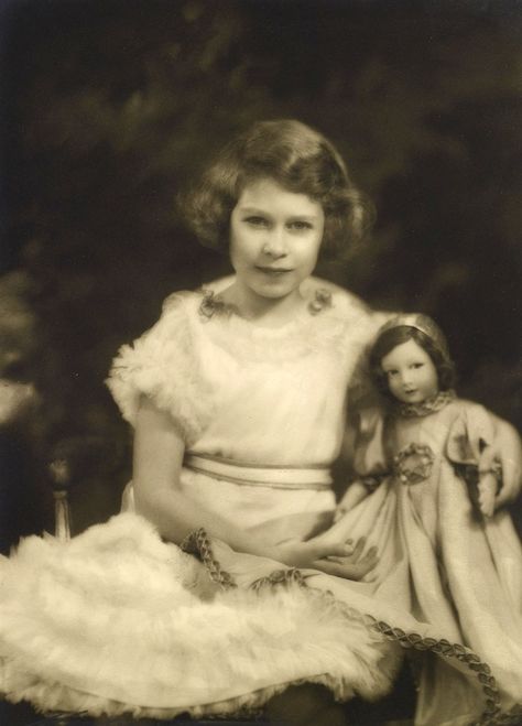 Princess Elizabeth with a Parisian doll, photographed by Marcus Adams.  <br/> <br/>Royal Collection Trust / (C) Her Majesty Queen Elizabeth II 2014.  ... Elizabeth And Margaret, Princesa Elizabeth, Queen Elizabeth 11, Margaret Rose, Rainha Elizabeth Ii, Queen Elisabeth, Royal Collection Trust, Reine Elizabeth Ii, King George Vi