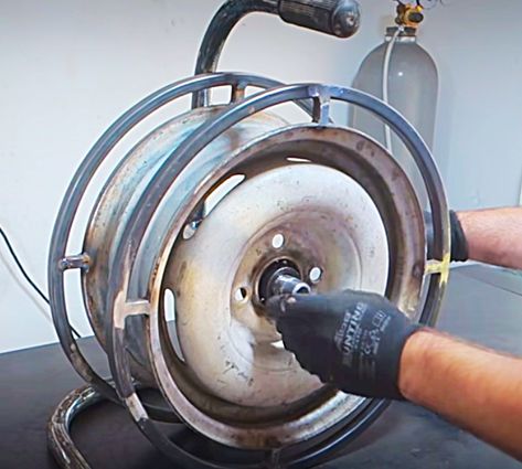 Hose Reel Ideas Diy, Hose Reel Diy, Air Hose Reel, Truck Rims, Garden Hose Reel, Lawn Furniture, Old Tires, Hose Reel, Air Hose