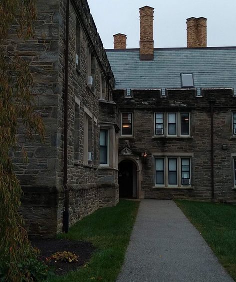 dark academia rainy aesthetic historically women's college Bryn Mawr College Aesthetic, Romanticizing College, Rainy Aesthetic, Romanticise Life, Bryn Mawr College, Middlebury College, College Vision Board, Bryn Mawr, College Aesthetic