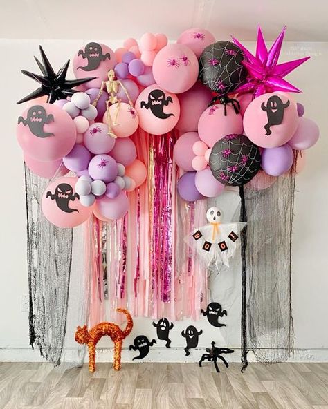 Halloween Bday Decorations, Barbie Halloween Party Decorations, Halloween Pink Decor, Girly Halloween Birthday Party, Facial Business, Pink Halloween Aesthetic, Pink Halloween Party, Halloween Bunco, Teen Halloween Party