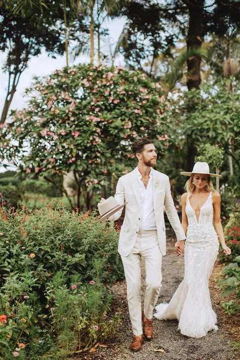 Italian Wedding Couple, Groom Suit Beige, Linen Groom Suit, Linen Suit Groomsmen, Beige Beach Wedding, Beige Wedding Suit, Groomsmen Linen, Linen Groom, Suit Summer Wedding