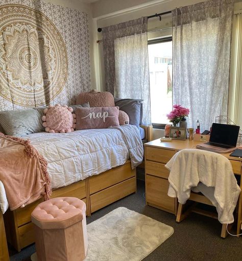 dorm room ideas for girls Dorm Room Color Schemes, Dorm Room Setup, Pretty Dorm Room, Dorm Room Ideas For Girls, Dorm Room Colors, Room Ideas For Girls, Boho Dorm Room, Dorm Room Styles, Dorm Stuff