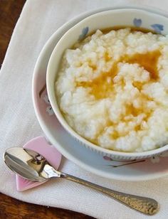 Ginger Honey Okayu...Japanese rice porridge. Comforting even just looking at the picture. Japanese Rice Porridge, Korean Porridge, Rice Porridge Recipe, Rice Water Recipe, Sick Food, Ginger Lemon Tea, Breakfast Rice, Ginger Honey, Porridge Recipes