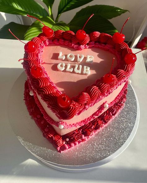 Oh Cutie Cakes 🤎 We have this lovely heart shape cake, with customize colors and writing on top 🤎 We are taking orders by Dm ✨ . #cake… | Instagram Cute Cake Writing, Love Heart Cake, Heart Shaped Birthday Cake, Heart Cake Design, Heart Shape Cake, Frosting Buttercream, Heart Birthday Cake, Cake Instagram, Heart Wedding Cakes