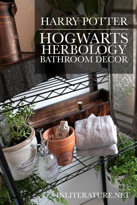 With some free printables and a few plants, you can turn your bathroom into a Hogwarts greenhouse to look like it’s ready for Professor’ Sprout’s next Herbology class! Subtle Harry Potter Bathroom, Harry Potter Powder Room, Harry Potter Half Bathroom, Harry Potter Inspired Bathroom, Harry Potter Herbology Aesthetic, Herbology Aesthetic Harry Potter, Herbology Bathroom, Harry Potter Garden Ideas, Herbology Decor