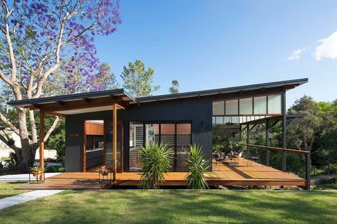 Mid-Century Modern Homes Still on Trend for 2020 | Blog | brick&batten Small Tropical House, Small Contemporary House, Granny Pods, Skillion Roof, Modern Tropical House, Tropical House Design, Modern Small House Design, Design Café, Roof Styles