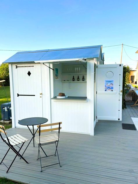 Fabricant et distributeur de cabine de plage traditionnelle en France - Les Petites Maisons de L'Isle Pool House, France