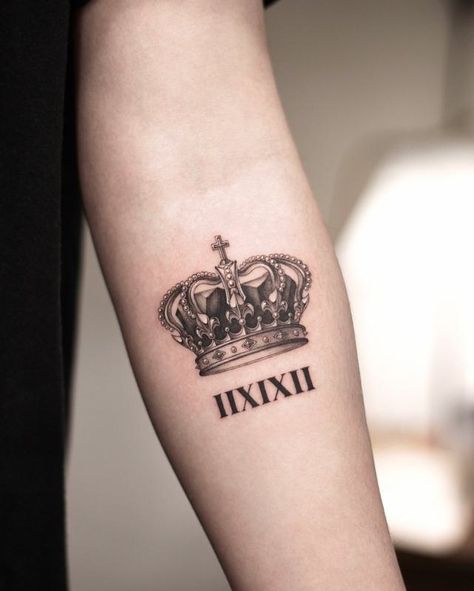 Crown Tattoo Ideas, Simple Crown Tattoo, Tattoo Back Of Arm, Crown Tattoo Men, Small Crown Tattoo, Crown Tattoos For Women, Crown Tattoos, Ma Tattoo, Tattoos Infinity