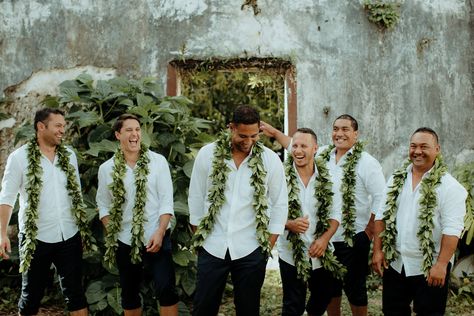 Samoan Tongan Wedding, Island Wedding Mens Attire, Hawaiian Wedding Groom Attire, Hawaiian Wedding Groomsmen, Vintage Hawaiian Wedding, Polynesian Wedding Ideas, Hawaii Groomsmen Attire, Tropical Wedding Groom, Māori Wedding