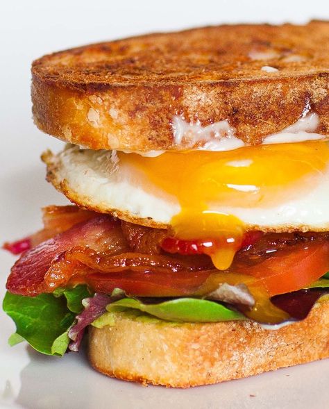 Blt Breakfast Sandwich, Sandwich Blt, Eggs Sandwich, Sandwich Recipe Videos, Croissant Breakfast Sandwich, Sandwich Video, Sandwich Breakfast, Avocado Eggs, Breakfast Bacon