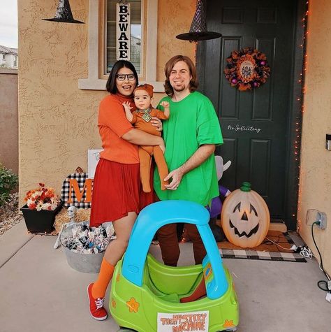 Scooby Doo Family Costume and DIY Mystery Van Machine, save for later! Easy Family Of 3 Costumes, Scooby Family Halloween Costumes, Scooby And Scrappy Doo Costumes, Cartoon Family Costumes, Scooby Family Costume, Baby Scooby Doo Costume, Halloween Wagon Decor, Scooby Doo Nursery Theme, Scooby Doo Family Costumes Halloween