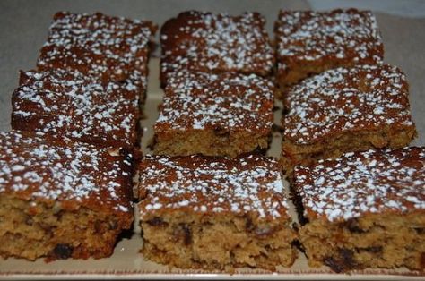 A very easy and quick slice to make. So good, particularly just out of the oven. Always gets eaten. This is a favourite slice of mine. Quick Biscuit Recipe, Date Slice, Quick Biscuits, Cake Stall, Slices Recipes, Biscuit Cake, Mary Berry, Thermomix Recipes, Biscuit Recipe