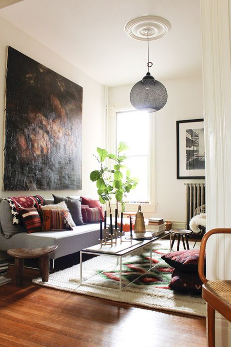 that's definitely one way to manage a New York apartment!  classy, i like it.  big art works on those white walls that you don't want to have to paint and then paint back the next year.  :) Funky Decor, Bohemian Living Room, A Living Room, Small Living Room, Design Living, Design Case, Small Living, Living Room Inspiration, Home Fashion