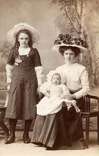 Edwardian family group Edwardian Clothes, 1900's Fashion, Vintage Children Photos, Victorian Life, Antique Images, Silver Birch, Vintage School, Edwardian Era, Edwardian Fashion