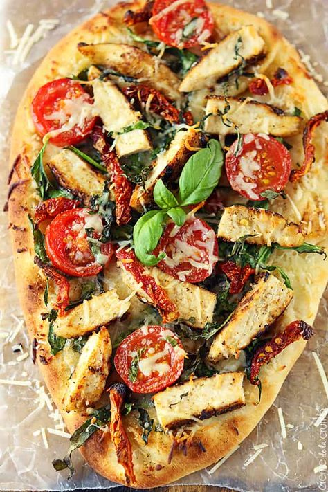 Chicken Florentine Flat Bread Pizza - This Chicken Florentine Flatbread is much easier than you think and is crazy delicious! Easy Flatbread Recipes, Easy Flatbread, Chicken Flatbread, Chicken Florentine, Bread Pizza, Flatbread Recipes, Flat Bread, Flatbread Pizza, Think Food