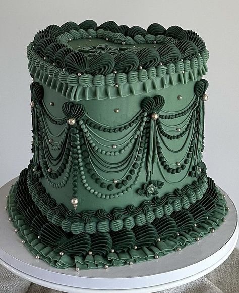 Birthday Cake Aesthetic Vintage, Bakery Organization, Gothic Birthday Cakes, Goth Cakes, Lambeth Cake, Birthday Cake Aesthetic, Green Birthday Cakes, Vintage Heart Cake, Pie Crust Designs