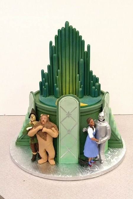 Wizard of Oz Cake (back) Kue Disney, Wizard Of Oz Cake, Wizard Of Oz Birthday, City Cake, Movie Cakes, Cake Wrecks, Character Cakes, Crazy Cakes, Disney Cakes