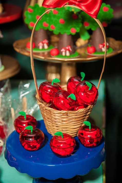 Snow White Dessert Table Ideas, Snow White Birthday Party Decorations Diy, Fairest One Of All Birthday, Snow White First Birthday Party, Snow White First Birthday, Snow White Themed Birthday Party, Snow White Party Ideas, Snow White Pictures, Snow White Birthday Party