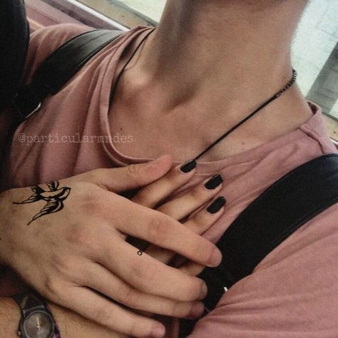 Vi es cuello y dije "¡Wow! Qué bello" y luego vemos el tatuaje y dije "¡Cómo no lo sospeche, o sea es Shawn Mendes 😍! Couple Tumblr, Goals Pictures, Ulzzang Couple, Boyfriend Goals, Tumblr Boys, Cute Relationship Goals, Shawn Mendes, Cute Couples Goals, What Is Love