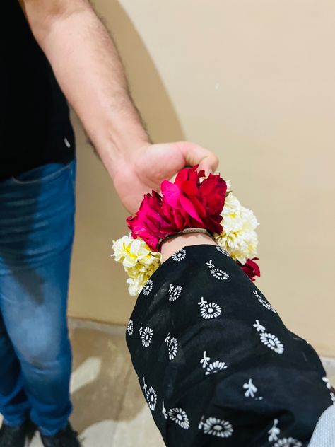 Gajre Hand Snaps, Gajry Phool Snap, Gajry Dp Hd, Gajry Girls Hands, Gajrey Hands Dp, Couple Hand Snap, Gajra In Hands, Couple Hand Pic For Dp, Nyc Flowers