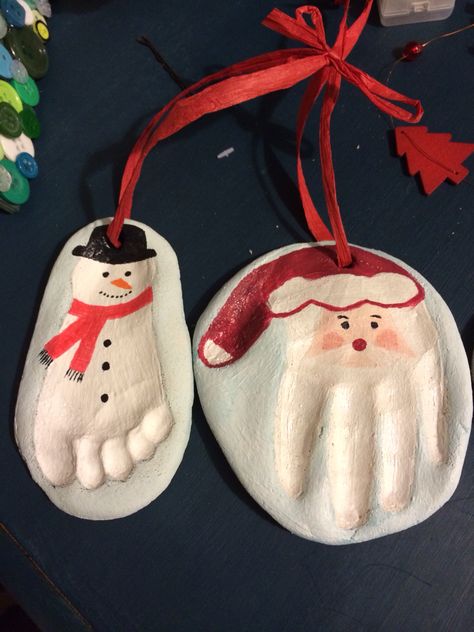 Hand and foot print salt dough ornaments Salt Dough Ideas, Easy Homemade Ornaments, Easy Diy Christmas Ornaments, Christmas Ornaments Diy Kids, Baby Christmas Crafts, Salt Dough Christmas Ornaments, Best Salt, Dough Ideas, Handprint Ornaments