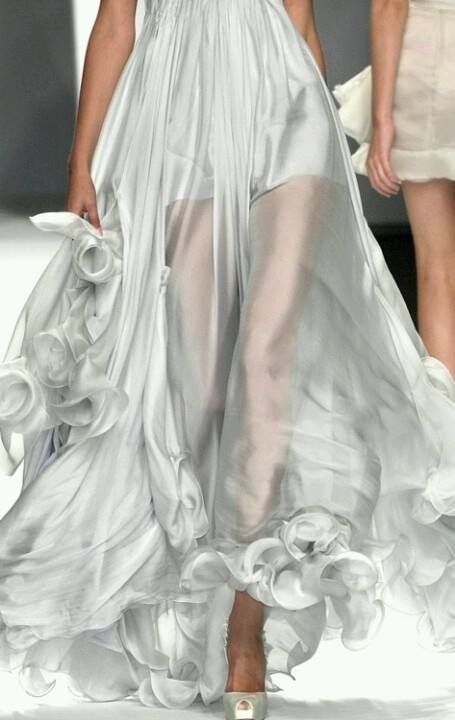 Detail Couture, Woman Walking, Dresses 2013, White Gown, Satin Silk, 가을 패션, Gorgeous Gowns, Mode Inspiration, Beautiful Gowns