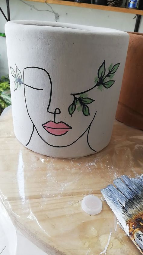 Plant Pots Crafts, Terra Cotta Pot Crafts Diy, Plant Pot Design, Aluminum Can Crafts, Diy Pottery Painting, Flower Pot Art, Flower Pot Design, Painted Pots Diy, Painted Plant Pots