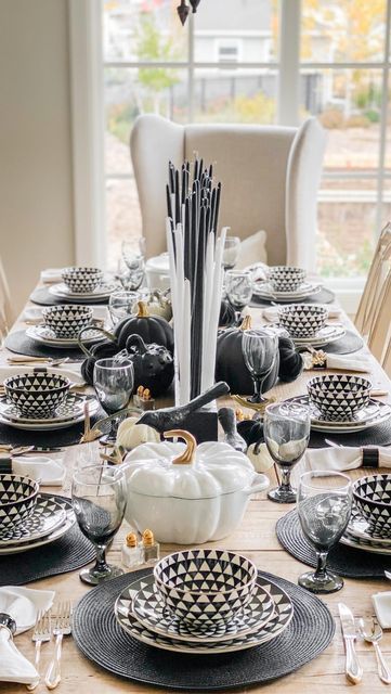 🌸Holly Jolley🌸 on Instagram: "Sharing my black and white Friendsgiving Tablescape! Have you ever hosted a Friendsgiving dinner? It’s so much fun! . #friendsgiving #thanksgivingtable #thanksgivingdecor #tabledecor #tabledecoration #falldecorations #blackandwhitedecor #thanksgivingdinner" White Thanksgiving Decor, Friendsgiving Tablescape, Modern Thanksgiving Table, Thanksgiving Hosting, Friendsgiving Dinner Party, Friendsgiving Food, Modern Thanksgiving, Friendsgiving Dinner, Spring Table Decor