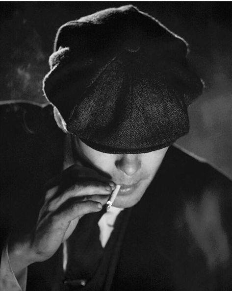 tommy shelby smoking Murphy Actor, Peaky Blinders Season, Uk Tv Shows, Peaky Blinders Wallpaper, Peaky Blinders Thomas, Peaky Blinders Tommy Shelby, Cillian Murphy Peaky Blinders, Tommy Shelby, Thomas Shelby