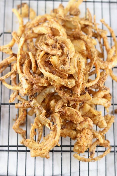 Onion Strings Recipe, Crispy Onion Straws, French Fried Onion Recipes, Crispy Burger, Fried Onions Recipe, Onion Straws, Fried Onion Rings, Blooming Onion Recipes, Crispy Onion Rings