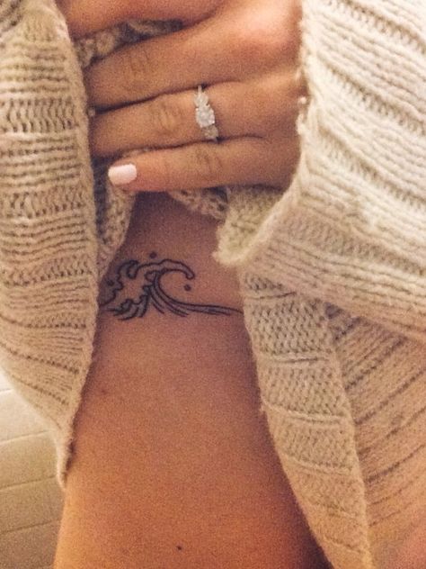 Tattoo Wave, Wave Tattoos, Side Tattoos Women, Tattoos On Side Ribs, Ribcage Tattoo, Wave Tattoo, Ocean Tattoos, Trendy Tattoo, Tiny Tattoo