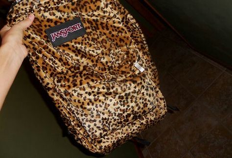 Cheetah jansport backpack.  Love. Girlfriends Style, Cheetah Print Backpack, Backpack Aesthetic, Rooms Decor, Inside My Bag, 2000s Outfits, Edgy Makeup, Girly Bags, Luxury Purses