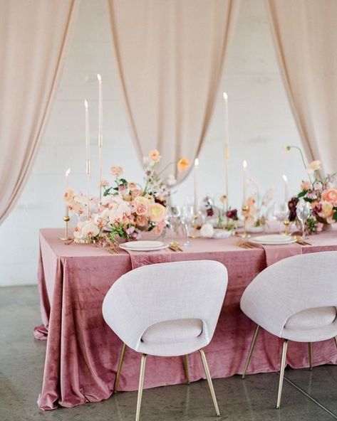 Umbria Wedding, Wedding Table Pink, Event Planning Guide, Event Concept, Wedding Candles Table, Birthday 30, Velvet Table, Table Decoration Ideas, Summer Wedding Cakes