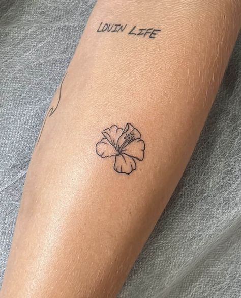 small beach tattoo idea Dainty Hawaii Tattoo, Summery Tatoos, Dainty Elegant Tattoos, Tattoo Ideas Female Beach Theme, Florida Keys Tattoo, Beach Rib Tattoo, Fineline Beach Tattoo, Beach Flowers Tattoo, Beach Girl Tattoo Ideas