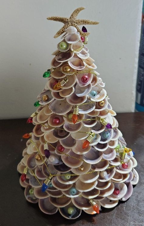 Seashell Ideas, Seashell Art Diy, Seashell Christmas Ornaments, Seashell Christmas, Beach Themed Crafts, Shell Ideas, Art Coquillage, Seashell Projects, Coastal Christmas Decor