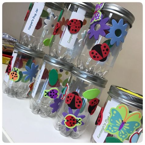 Bug Catchers for Preschoolers: Super Easy AND so CUTE! • Yogalore And More Bug Jar Crafts Preschool, Bug Catcher Craft, Bugs Classroom Theme, Bug Jar Craft, Bug Lesson Plans, Bug Yoga, Jungle Journey Vbs, Macaroni Crafts, Preschool Bugs