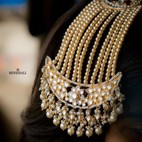 The traditional pearl stringed beauty !! #passa #traditonal #bridaljewellery #indianbride #indianweddings #bridetobe Jhoomer Jewellery, Chapka Design, Emeralds Jewellery, Amrapali Jewellery, Hyderabadi Jewelry, Tikka Jewelry, Perhiasan India, Antique Jewellery Designs, Headpiece Jewelry