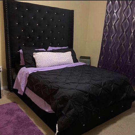 Black And Purple Bedroom Ideas For Women, Purple And Black Room Ideas, Purple Black Bedroom, Purple Living Room Ideas, Black Furniture Living Room, Black Bedroom Decor, Beautiful Bedroom Decor, Apartment Decorating Living, Salon Suites Decor