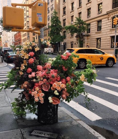 Nyc Flowers, Flower Desserts, Nyc Spring, Spring Photoshoot, Nyc Model, Flower Installation, Nyc Aesthetic, Flowers Aesthetic, How I Met Your Mother