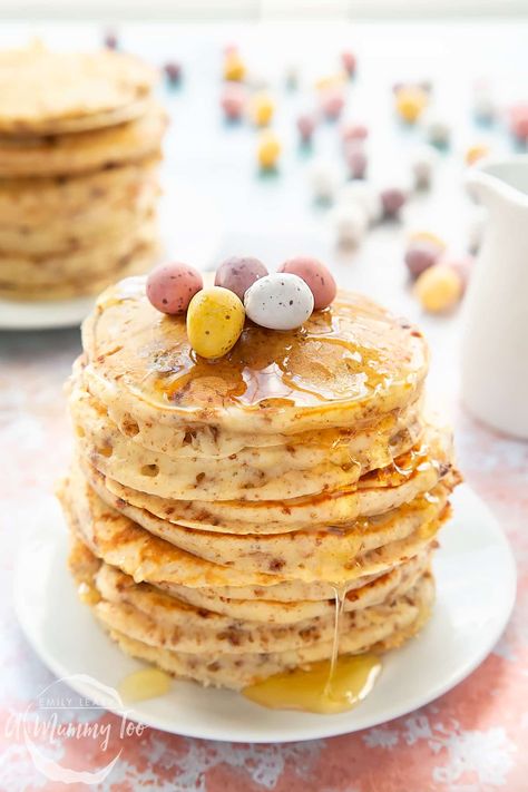 Mini Egg pancakes - A Mummy Too Easter Pancakes, Vegan Hot Cross Buns, Egg Pancakes, Easter Cheesecake, No Egg Pancakes, Mini Egg, Fluffy Pancakes, Mini Eggs, Cross Buns