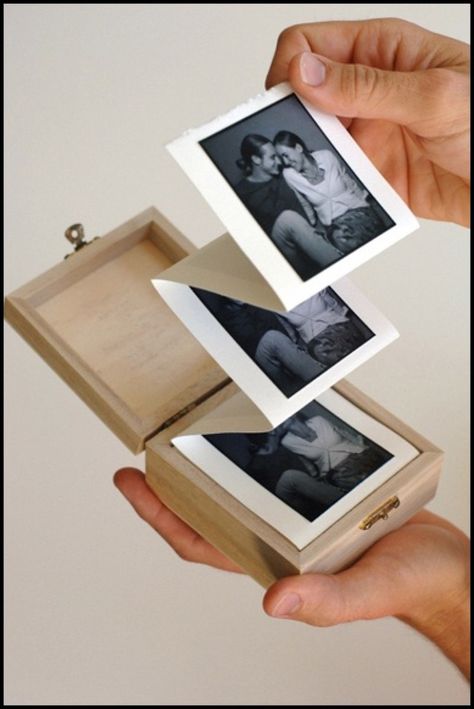 There are too many photos to store? It’s time for you to have some photo frames and store the old photos. Instead of buying the photo frames, you can make the frames by yourself following this post. You can add elements that you love to the photo frames and style the perfect photo gallery for[Read the Rest] Mini Albümler, Kerajinan Diy, Exposition Photo, Picture Boxes, Seni Origami, Cadeau Diy, Photo Box, Diy Picture, Photo Craft