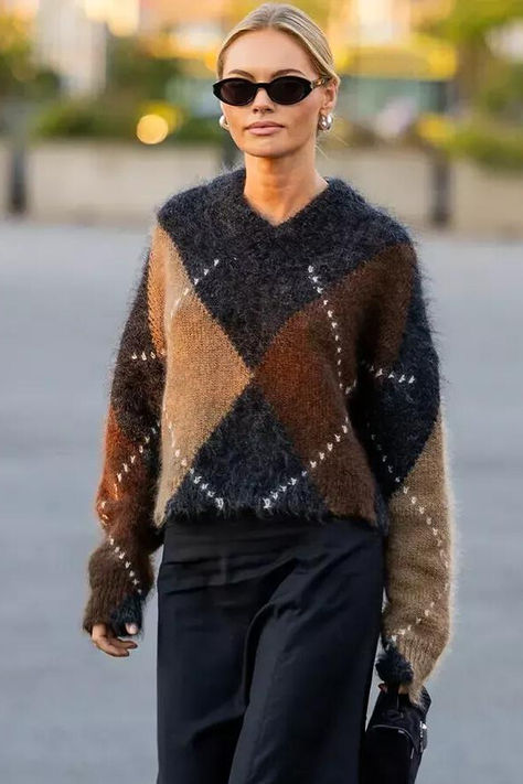 Read the full article via the link Sweater Trends 2024, Argyle Outfit, Argyle Sweater Outfit, Sweater Stitches, Layering Winter, Diamond Sweater, Knitwear Trends, Sweater Trends, Celebrity Moms