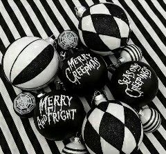 Merry Gothmas, Halloween Fanart, Christmas Tree Shopping, Black Christmas Decorations, Nightmare Before Christmas Tree, Zombie Christmas, Christmas Hand Painted, Scary Christmas, Nightmare Before Christmas Decorations