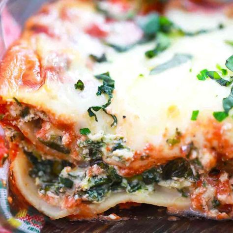 Spinach Lasagna Recipe - Sweet and Savory Meals Lasagna Recipe Videos, Spinach Lasagna Recipe, Veggie Christmas, Gerd Recipes, Best Beef Stroganoff, Spinach Lasagna Rolls, Best Lasagna Recipe, Lasagna Noodles, Seafood Pasta Recipes