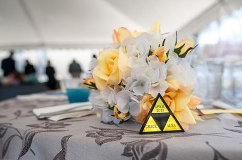 This Couple Had A Legend Of Zelda-Inspired Wedding Zelda Wedding Ideas, Zelda Wedding, Gamer Wedding, Nerd Wedding, Zelda Birthday, Game Wedding, Nerdy Wedding, Wedding Drawing, Geek Wedding